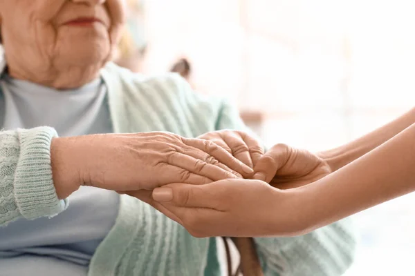 Seniorin Mit Ihrer Enkelin Beim Händchenhalten Hause Nahaufnahme — Stockfoto