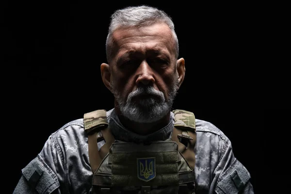 Koyu Arkaplanda Ukrayna Arması Olan Olgun Asker Yakın Plan — Stok fotoğraf