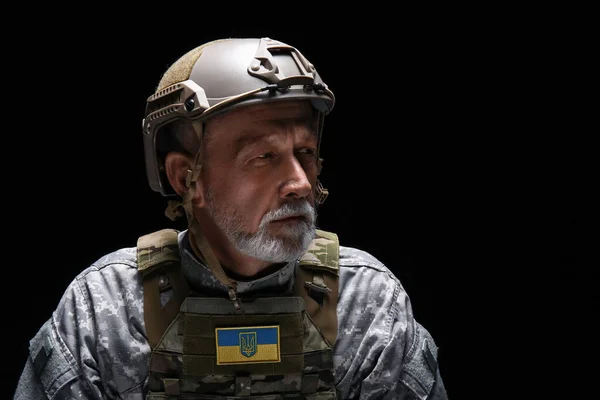 Esmer Arka Planda Ukrayna Yaması Olan Olgun Asker Yakın Plan — Stok fotoğraf