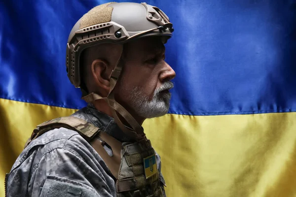 Soldato Maturo Contro Bandiera Ucraina Primo Piano — Foto Stock