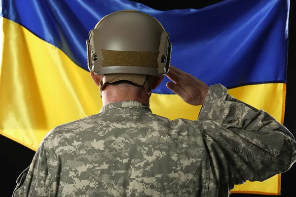 Gammal Soldat Saluterar Mot Ukrainas Flagga Bakifrån — Stockfoto