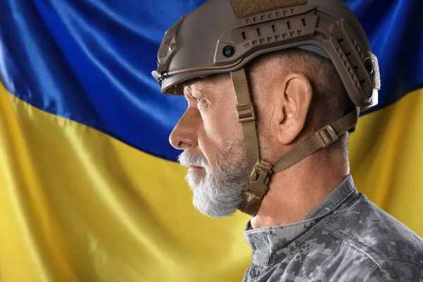 Зрілий Солдат Проти Прапора України — стокове фото