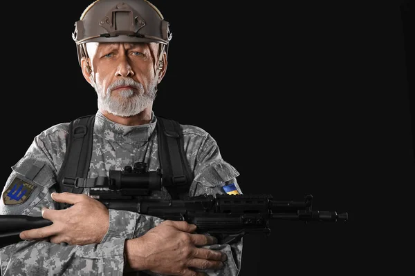 Starší Voják Útočnou Puškou Tmavém Pozadí — Stock fotografie