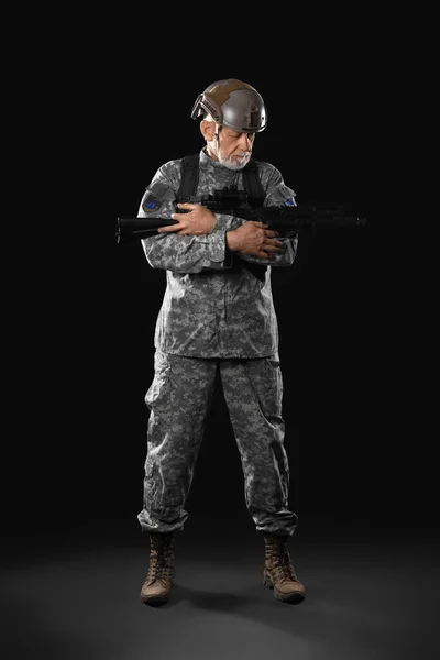 Starší Voják Útočnou Puškou Tmavém Pozadí — Stock fotografie