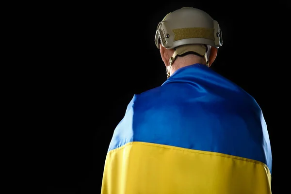 黒の背景にウクライナの旗を持つ熟女兵士 バックビュー — ストック写真