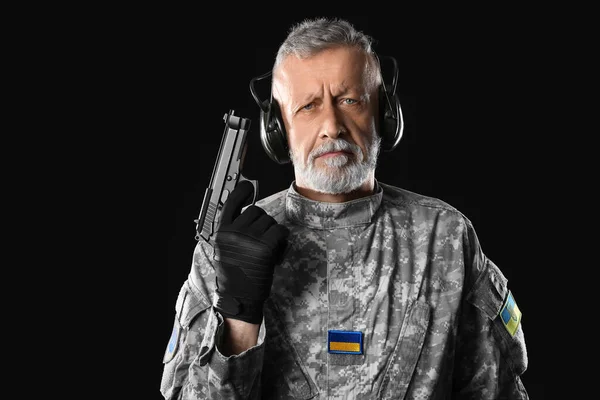 Український Солдат Навушниках Рушницею Темному Фоні — стокове фото