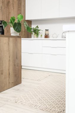 Hafif mutfakta yerde şık bir halı.