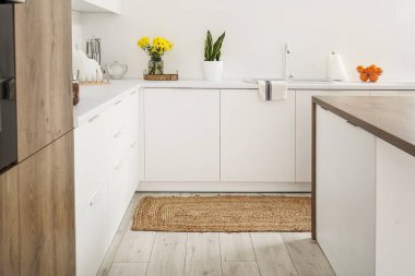 Mutfakta yerde hasır bir halı.