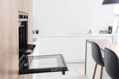 Mutfakta açık ahşap fırını olan ahşap mobilyalar.