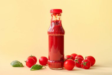 Bej arka planda cam ketçap ve domates şişesi.