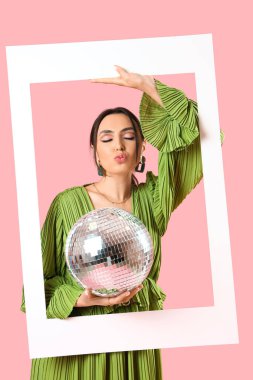 Disko topu ve pembe arka planda çerçevesi olan şık elbiseli şık bir kadın.