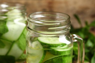 Salatalık dilimli Mason kavanozları, yakın plan.