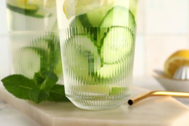 Salatalık dilimleriyle doldurulmuş su bardakları, yakın plan.