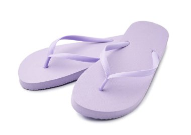 Beyaz arka planda bir çift leylak parmak arası terlik