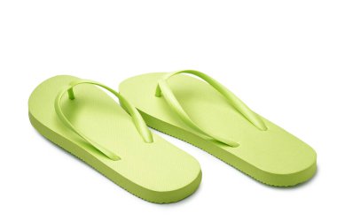 Beyaz arka planda şık yeşil parmak arası terlikler.