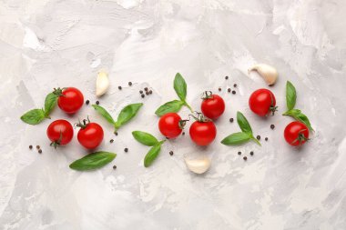 Olgun kiraz domatesli ve hafif arkaplanlı baharatlı kompozisyon