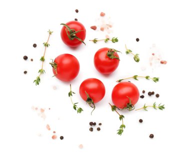 Beyaz arka planda olgun kiraz domatesli ve baharatlı kompozisyon