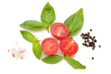 Beyaz arka planda olgun kiraz domatesli ve baharatlı kompozisyon