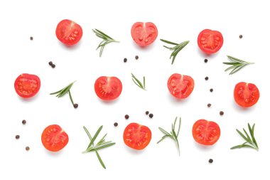 Beyaz arka planda olgun kiraz domatesli ve baharatlı kompozisyon