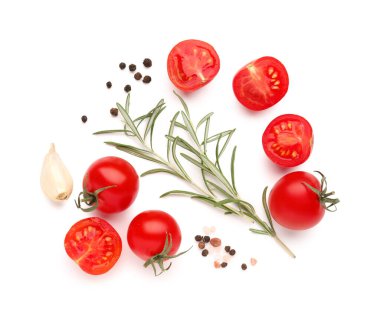 Beyaz arka planda olgun kiraz domatesli ve baharatlı kompozisyon