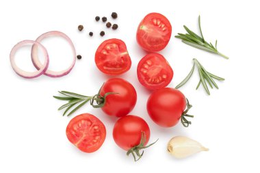 Beyaz arka planda olgun kiraz domatesli ve baharatlı kompozisyon