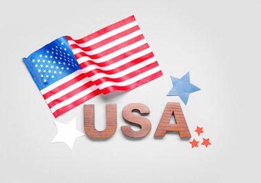 ABD 'ye, Amerika bayrağına ve gri arka plandaki yıldızlara mesaj atın. Bağımsızlık Günü kutlamaları