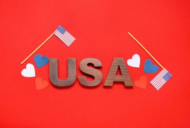 ABD 'ye mesaj, Amerika bayrakları ve kırmızı arka planda kalpler. Bağımsızlık Günü kutlamaları