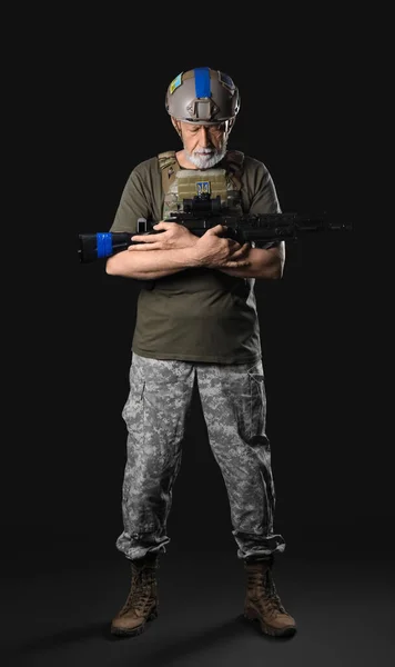 Soldat Ukrainien Avec Fusil Assaut Sur Fond Sombre — Photo