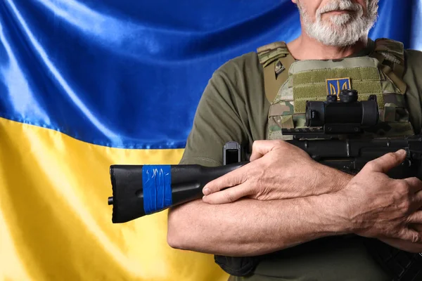 Soldato Maturo Con Fucile Assalto Contro Bandiera Dell Ucraina Primo — Foto Stock