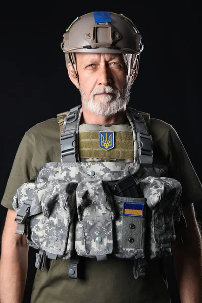Koyu Arkaplan Çantalı Ukraynalı Asker — Stok fotoğraf