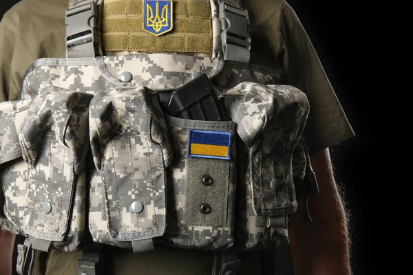 暗い背景に袋を持つウクライナの兵士 クローズアップ — ストック写真
