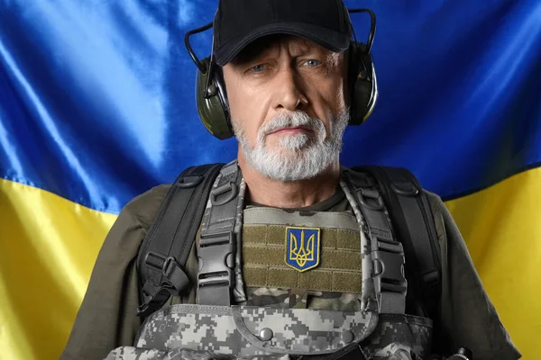 Soldato Maturo Cuffia Contro Bandiera Dell Ucraina Primo Piano — Foto Stock