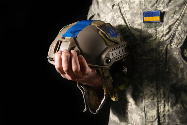 暗い背景にヘルメットとウクライナの兵士 クローズアップ — ストック写真