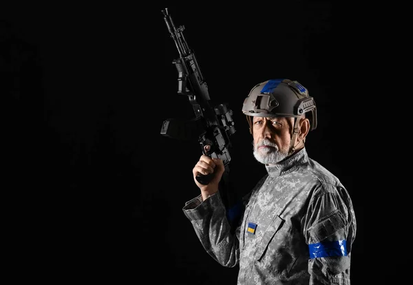 Karanlık Arka Planda Saldırı Tüfeği Olan Ukraynalı Asker — Stok fotoğraf