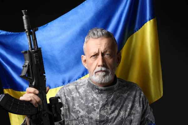 Soldato Maturo Con Fucile Assalto Bandiera Dell Ucraina Sfondo Scuro — Foto Stock