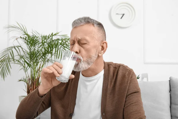 Reifer Mann Der Hause Milch Trinkt Nahaufnahme — Stockfoto