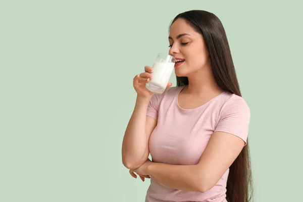 Schöne Junge Frau Trinkt Milch Auf Minze Hintergrund — Stockfoto