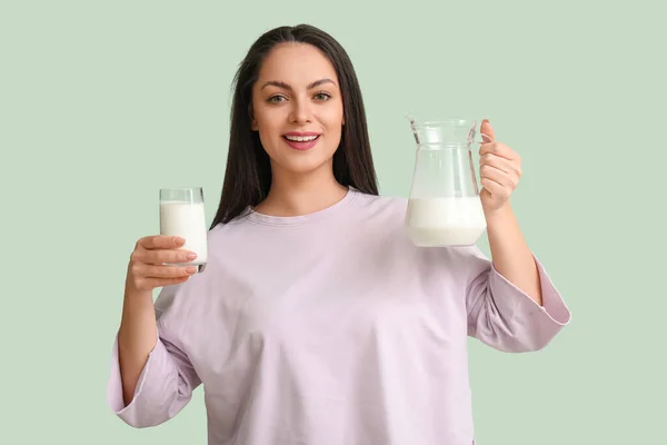 Vacker Ung Kvinna Med Glas Och Kanna Mjölk Mynta Bakgrund — Stockfoto