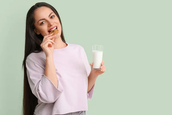 Schöne Junge Frau Mit Einem Glas Milch Und Plätzchen Auf — Stockfoto