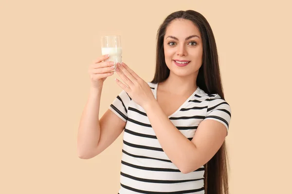 Vacker Ung Kvinna Med Glas Mjölk Beige Bakgrund — Stockfoto