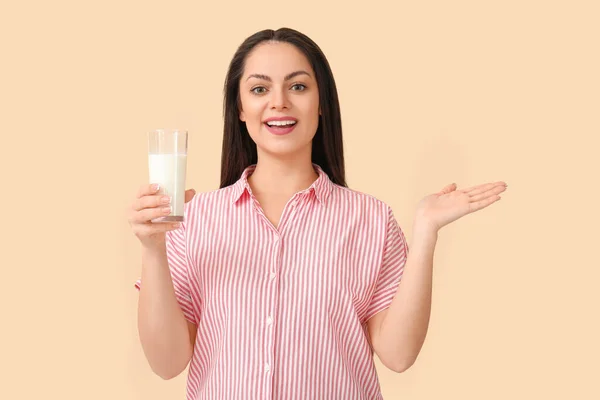 Vacker Ung Kvinna Med Glas Mjölk Beige Bakgrund — Stockfoto