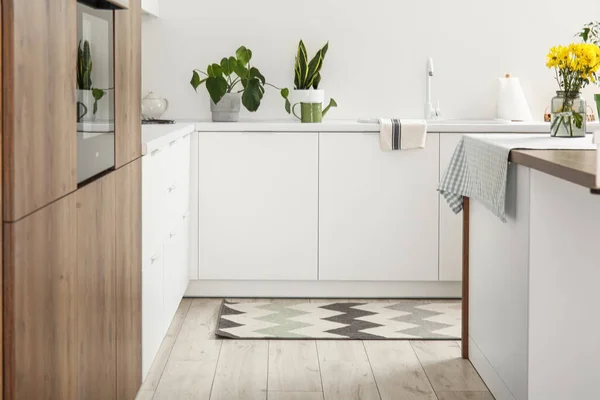Interior Cozinha Leve Com Balcões Brancos Tapete — Fotografia de Stock