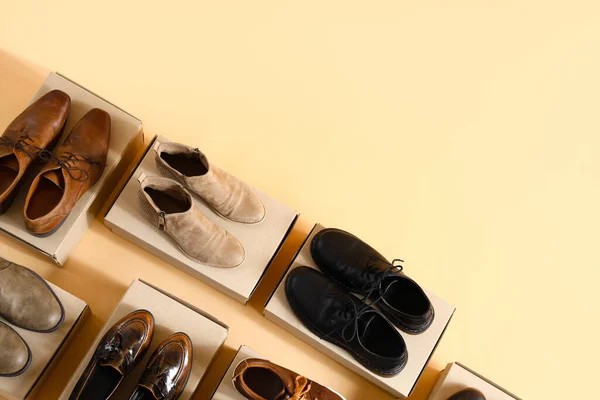 Cajas Cartón Con Diferentes Zapatos Masculinos Sobre Fondo Beige —  Fotos de Stock