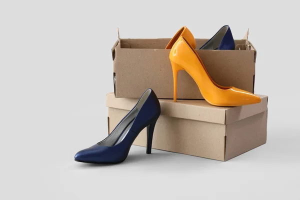 Cajas Cartón Con Elegantes Zapatos Tacón Alto Sobre Fondo Blanco — Foto de Stock