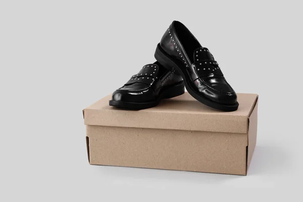Caixa Papelão Com Sapatos Pretos Clássicos Femininos Fundo Branco — Fotografia de Stock