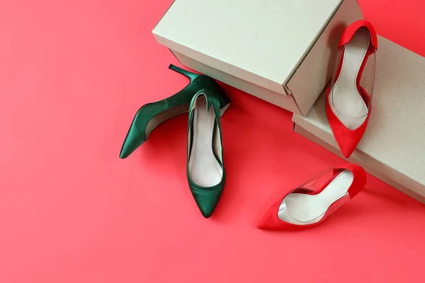 Caixas Papelão Com Diferentes Sapatos Salto Alto Fundo Vermelho — Fotografia de Stock