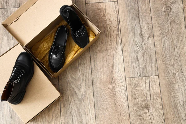 Cardboard Boxes Black Female Shoes Light Wooden Background — Stock Photo, Image