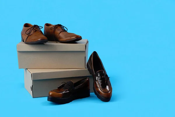 Cardboard Boxes Different Male Shoes Blue Background — Stock Photo, Image