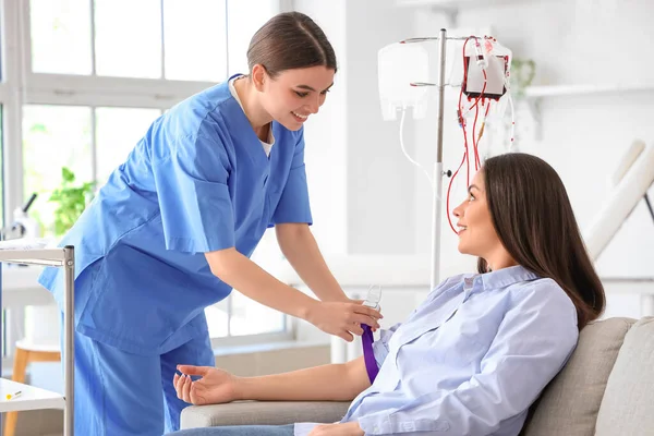 Enfermeira Preparando Doadora Jovem Para Transfusão Sangue Clínica — Fotografia de Stock