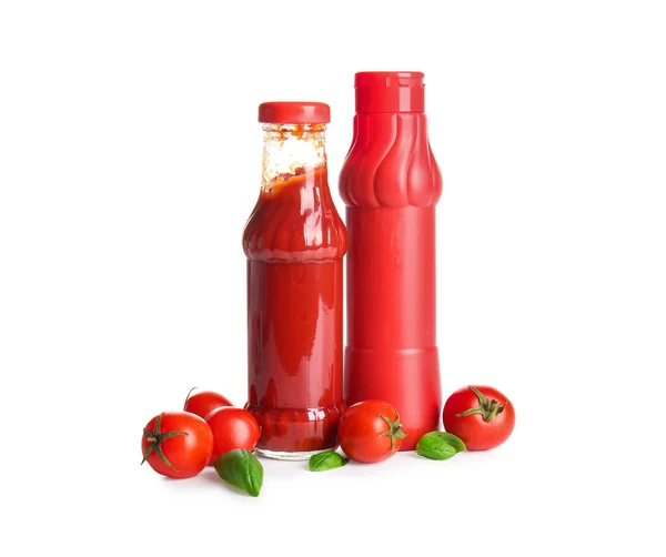 Garrafas Ketchup Tomates Sobre Fundo Branco — Fotografia de Stock